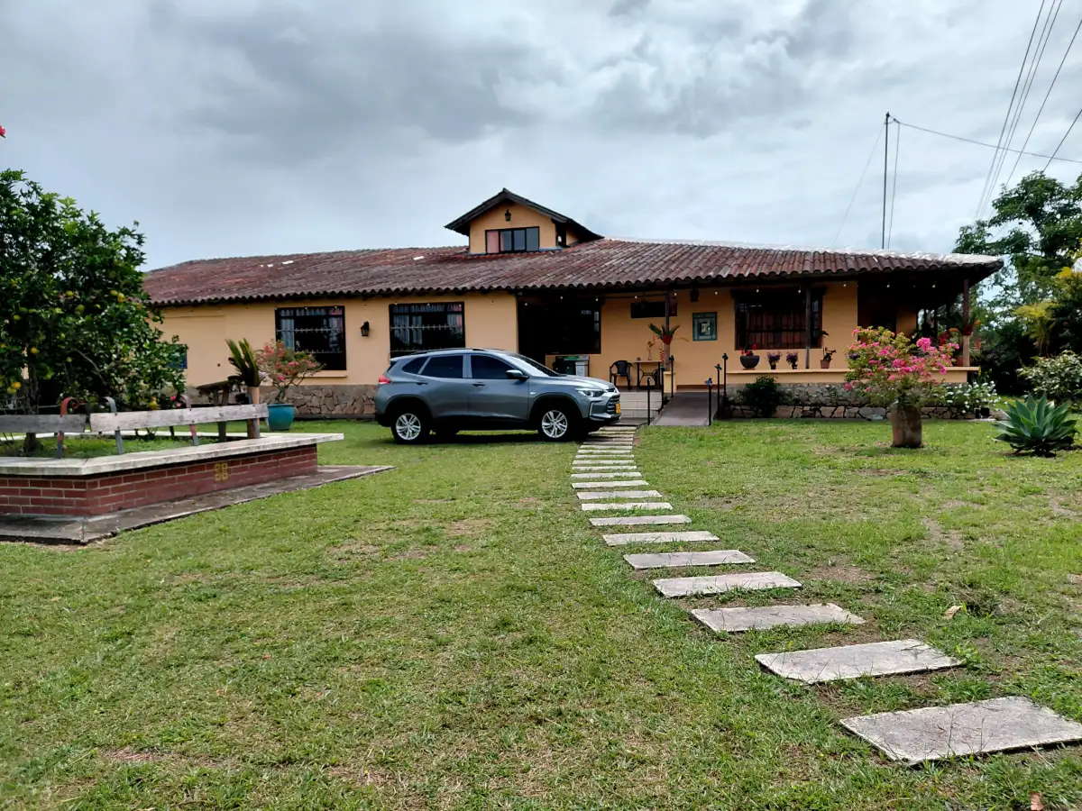 Fachada y jardín de Armonía Senior en Armenia, Quindío
