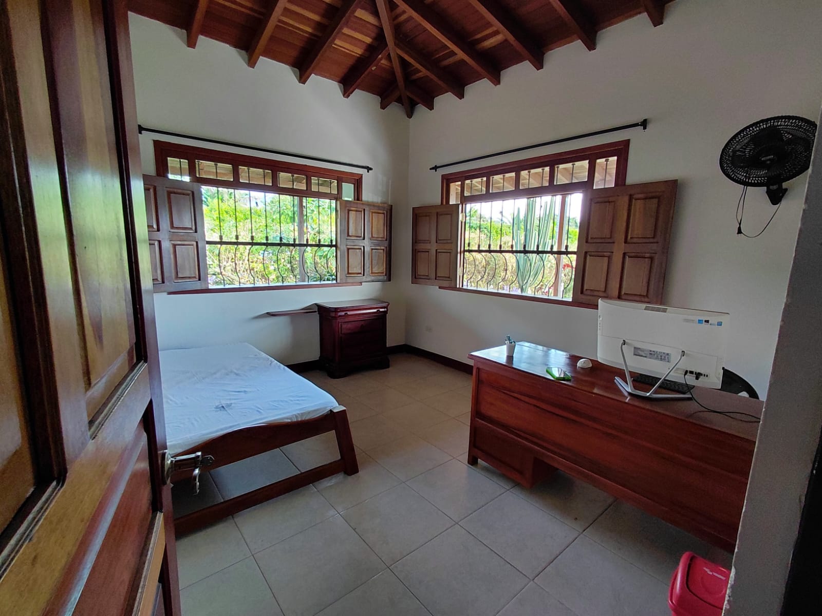 Habitación privada con luz natural.